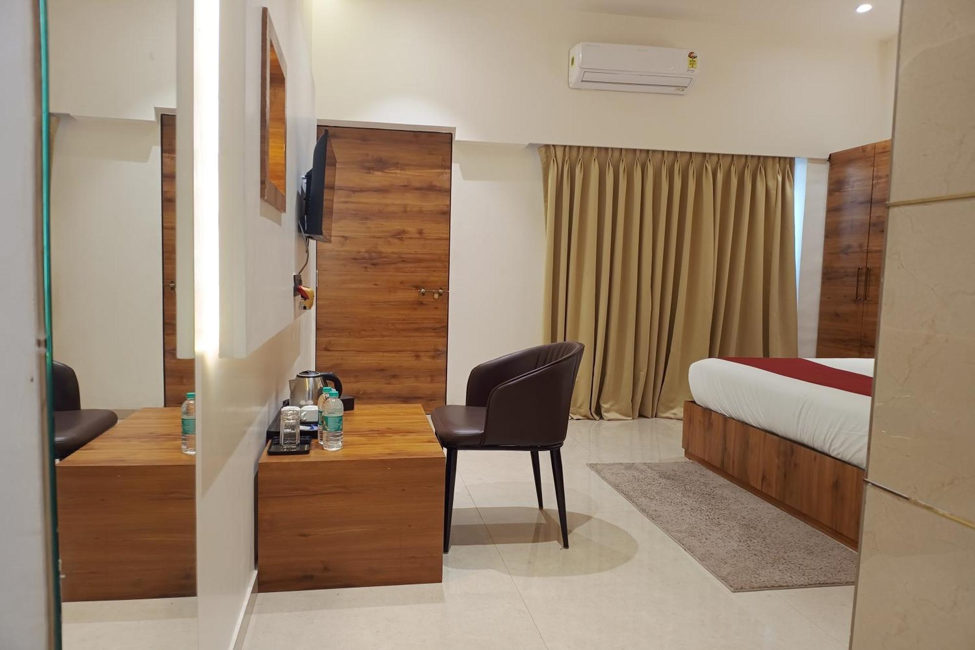 Madhav Residency Hotel & Banquet, Kalyan, Mumbai Exteriör bild