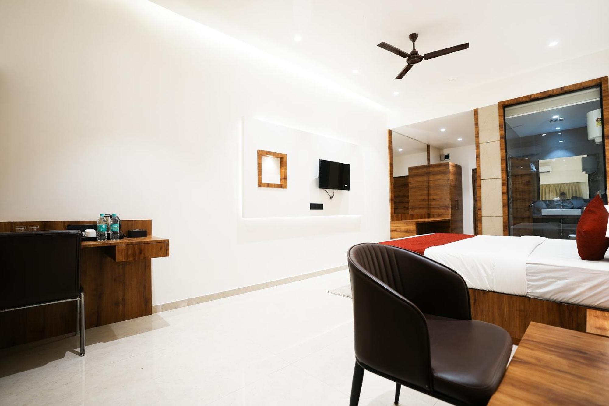 Madhav Residency Hotel & Banquet, Kalyan, Mumbai Exteriör bild