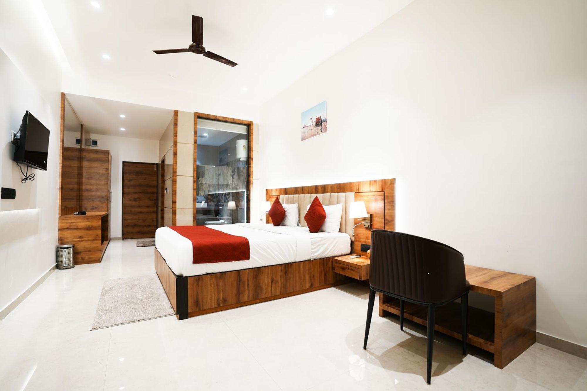 Madhav Residency Hotel & Banquet, Kalyan, Mumbai Exteriör bild
