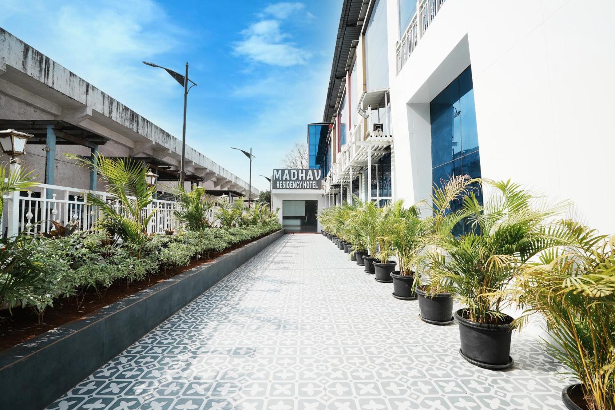 Madhav Residency Hotel & Banquet, Kalyan, Mumbai Exteriör bild
