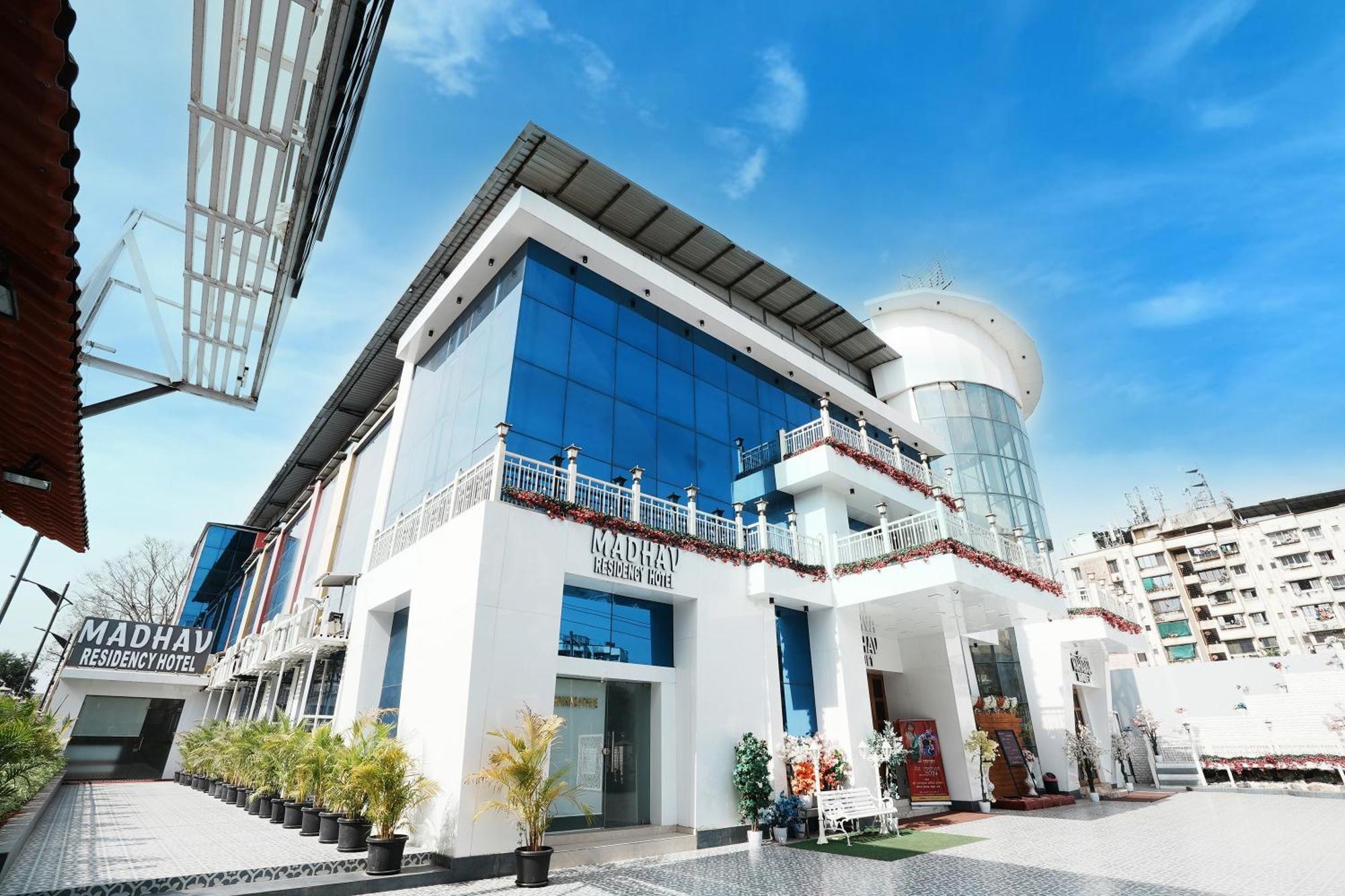 Madhav Residency Hotel & Banquet, Kalyan, Mumbai Exteriör bild