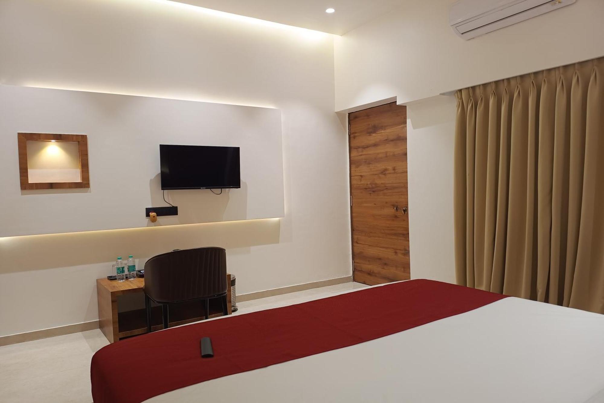 Madhav Residency Hotel & Banquet, Kalyan, Mumbai Exteriör bild